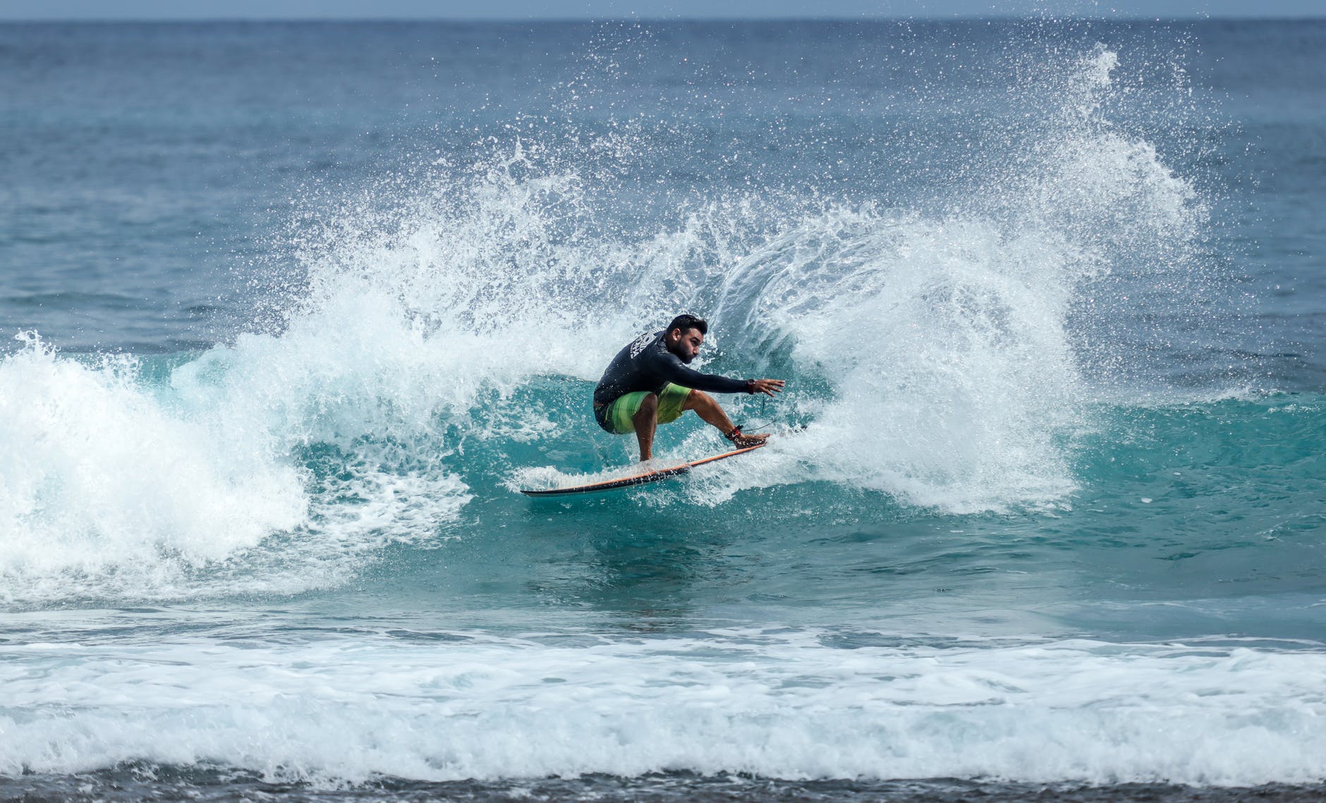 surfer Surfer schádza vlnu